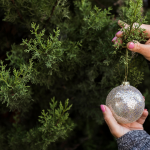 cuánta agua se le pone a un árbol de Navidad natural