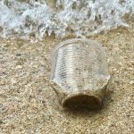 basura en la calle y en el mar