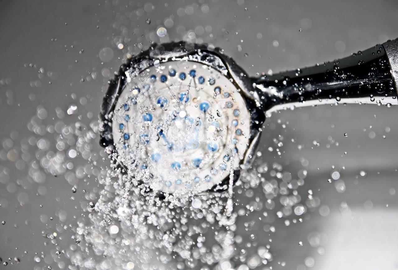 ¿Cómo eliminar el sarro de la regadera fácilmente y evitar que vuelva a aparecer?