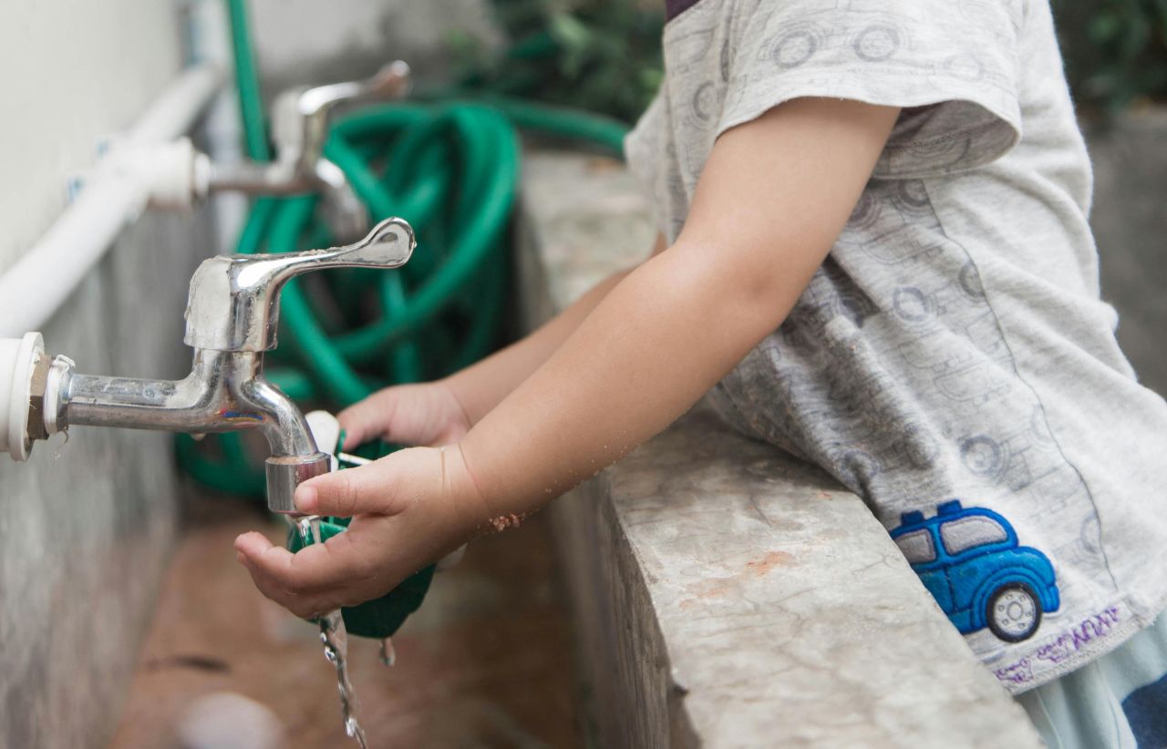 Día Mundial de la Salud: cómo el agua potable previene enfermedades en casa