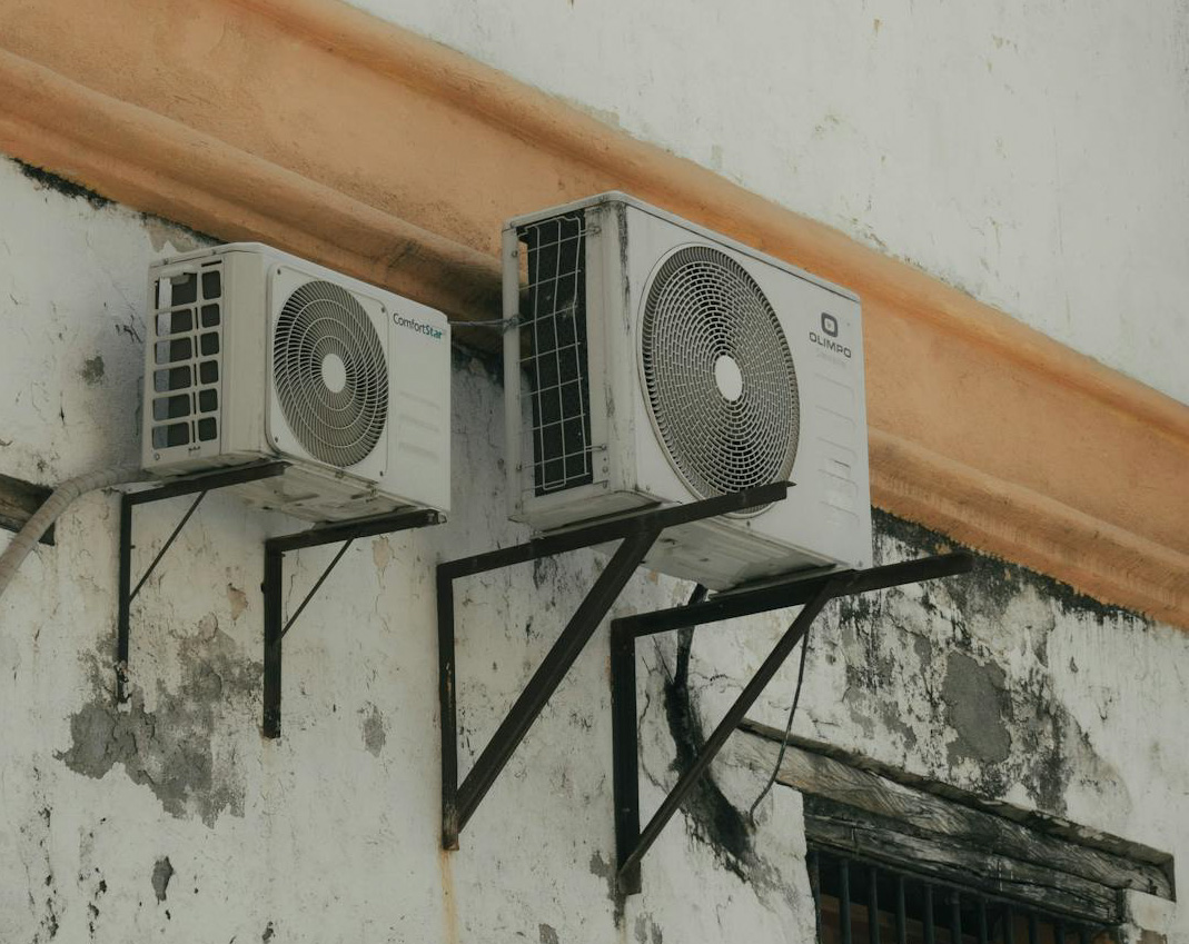 ¿Por qué sale agua del aire acondicionado y se puede reutilizar?