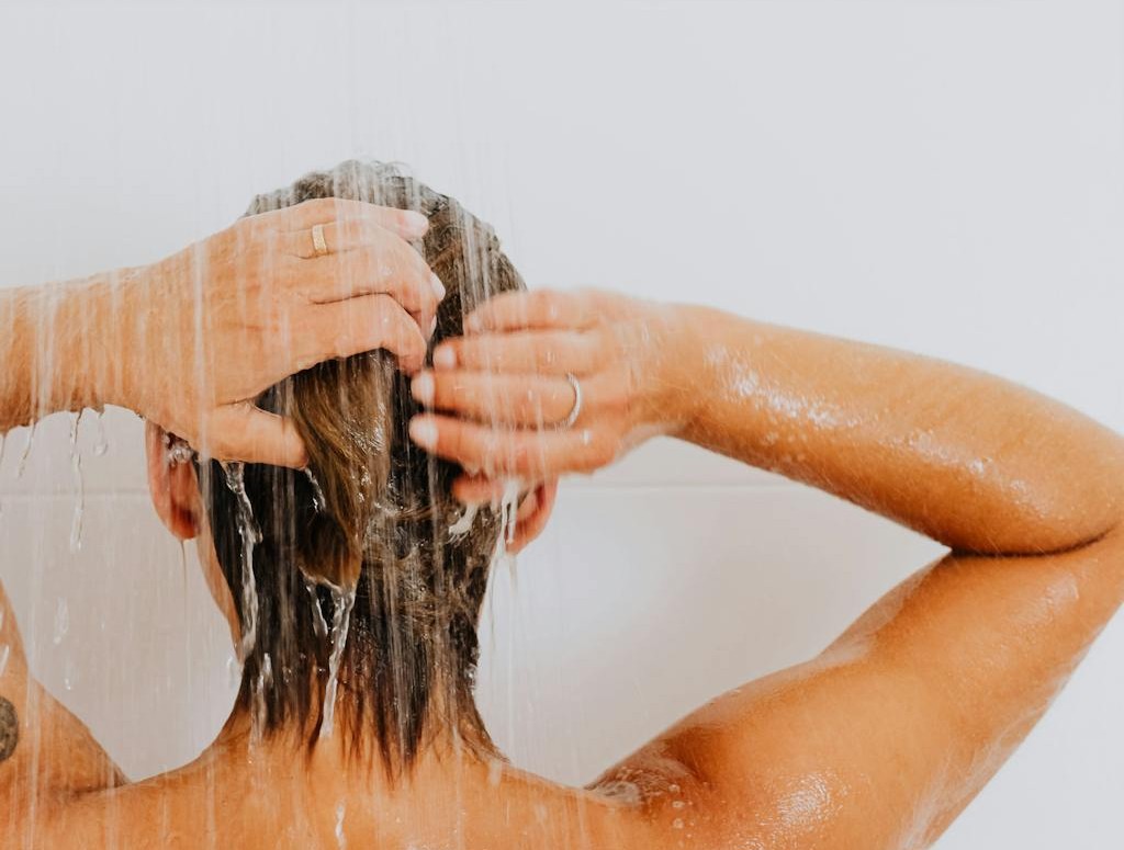 5 ideas para evitar el cabello en la regadera y no tapar las tuberías de la ducha