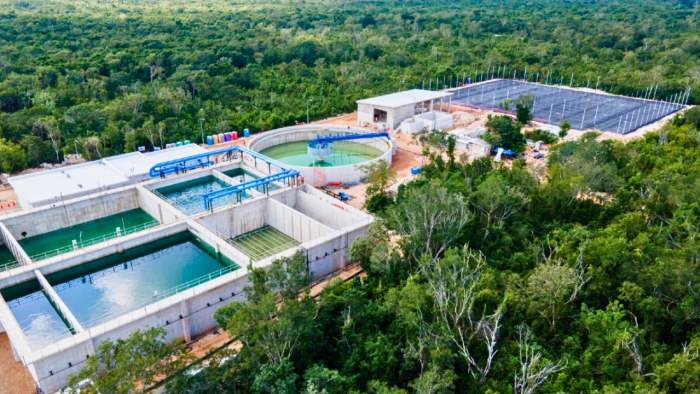 ¿Cuánta agua potable produce Aguakan por municipio?