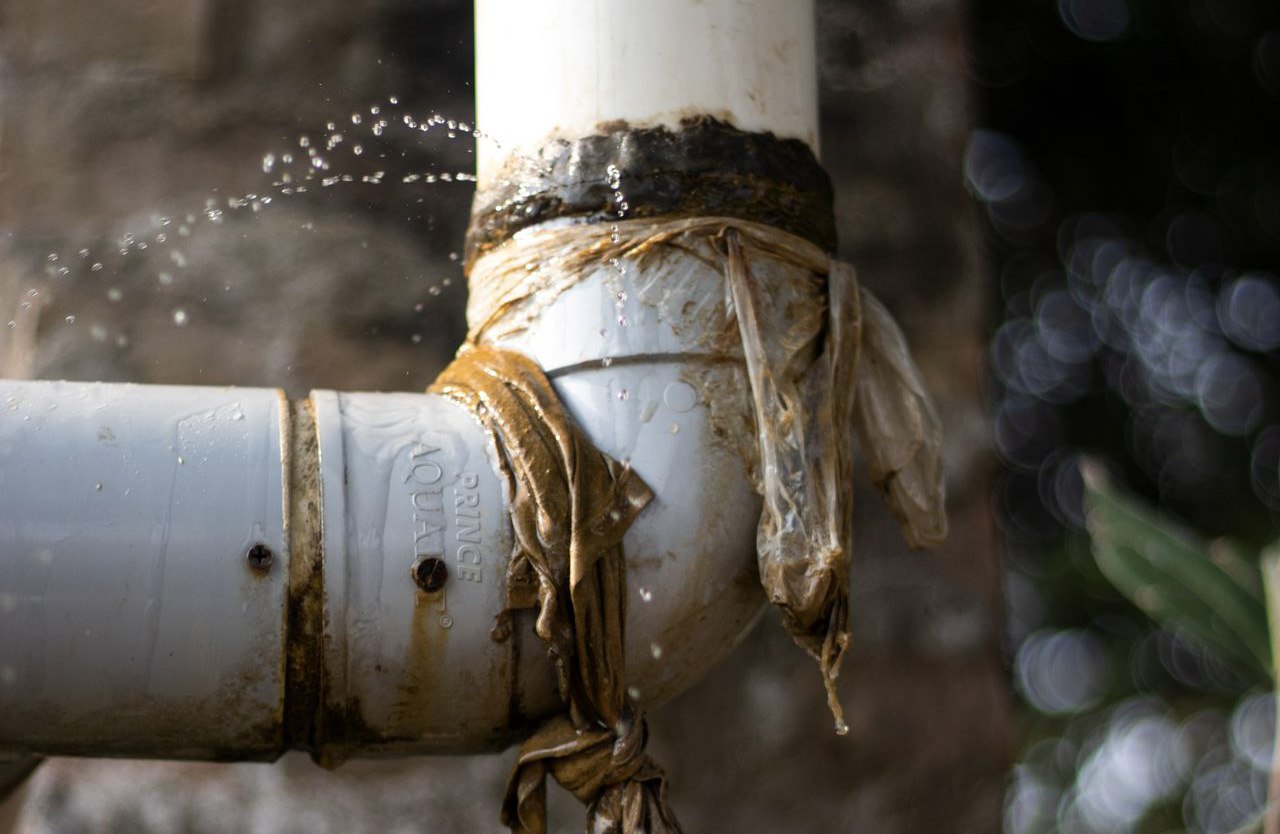 La prueba con colorante para detectar fugas de agua en casa