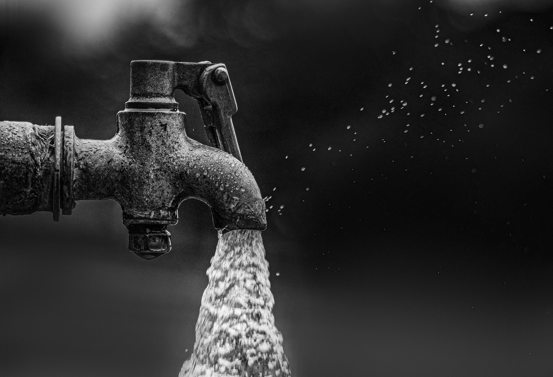 ¿Por qué el agua sale blanca de la llave? Causas y cuándo preocuparte
