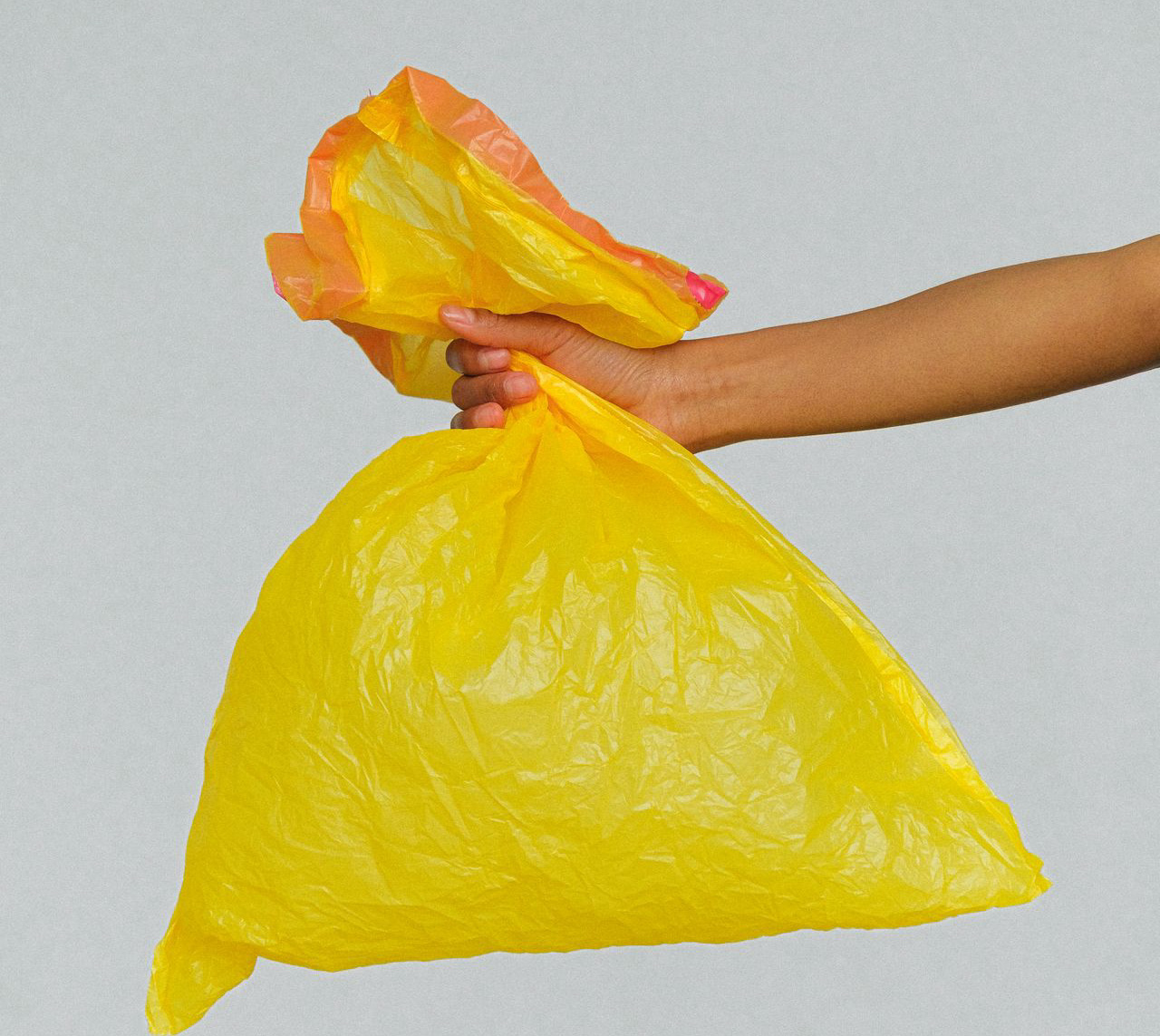 El problema de las bolsas de plástico más allá de la basura: así pueden afectar al planeta y a tu salud