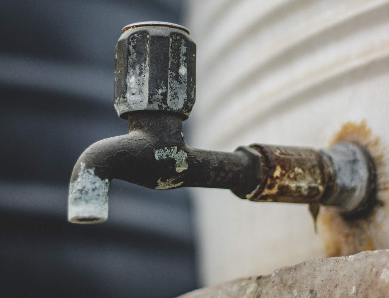 ¿Se cortó el agua y todavía no regresa? Estas son las causas más comunes y qué puedes hacer