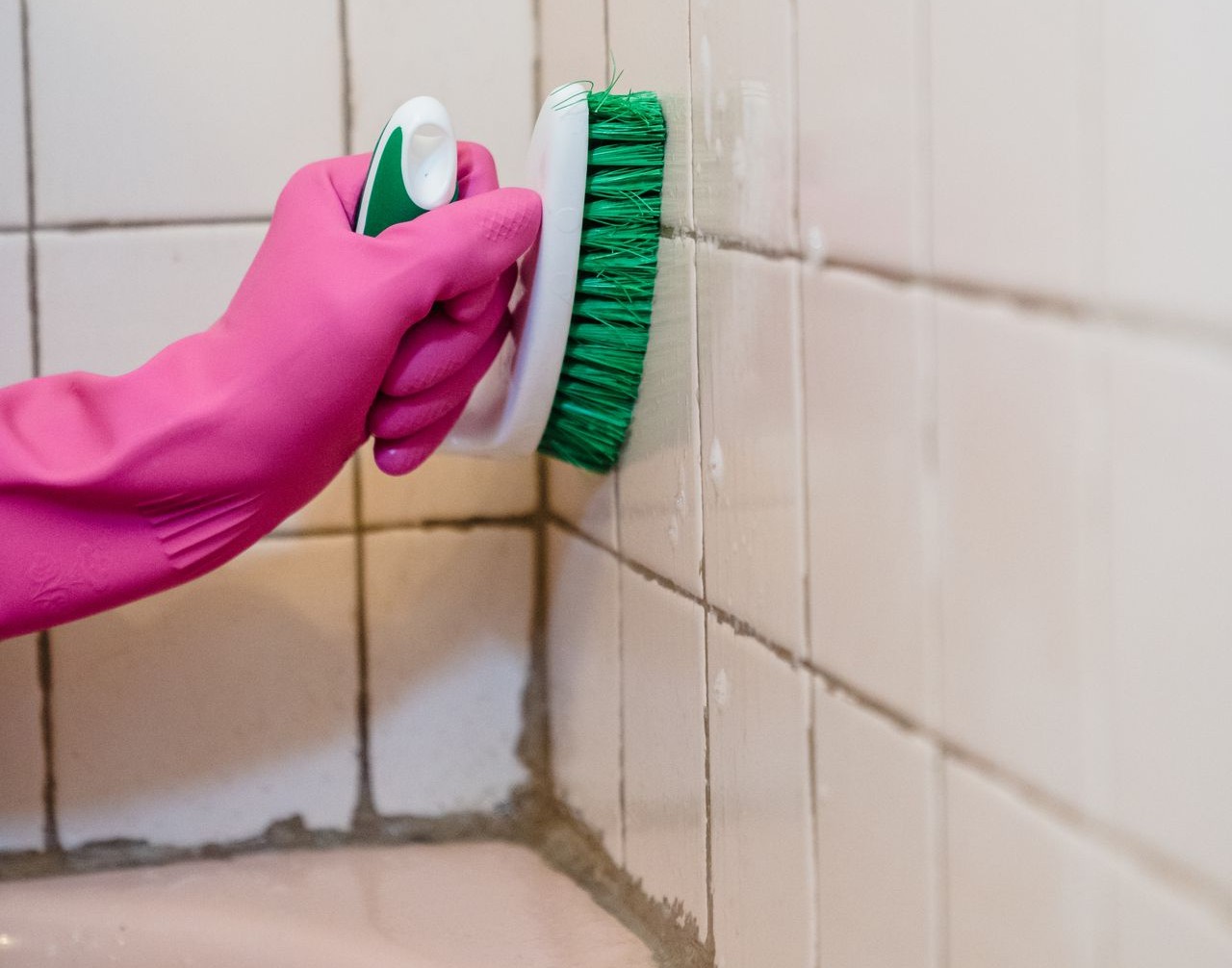 ¿Cómo quitar el moho del baño? Métodos caseros para eliminarlo y evitar que vuelva a aparecer