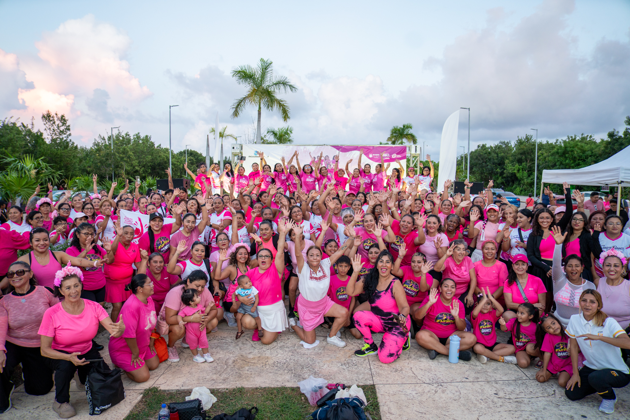 Aguakan reunió a más de 400 personas en Cancún por la prevención del cáncer de mama durante el Zumbatón Rosa